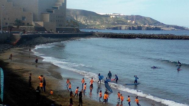 Los más pequeños de Canarias aprenden a surfear a la espera del Día de Reyes