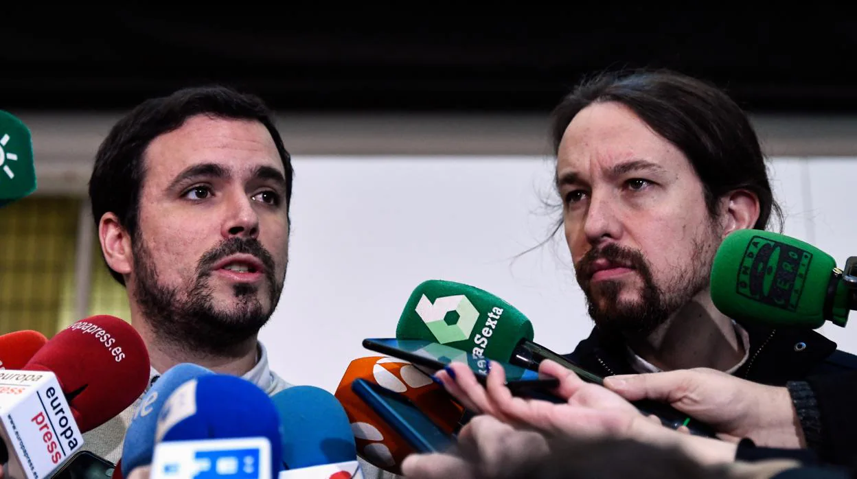 Pablo Iglesias, secretario general de Podemos y Alberto Garzon, coordinador federal de IU, en la reunión del espacio Rumbo 2020, en diciembre