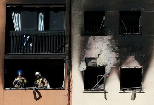 Tres muertos y un bebé en estado crítico en un incendio en un bloque de pisos de Badalona