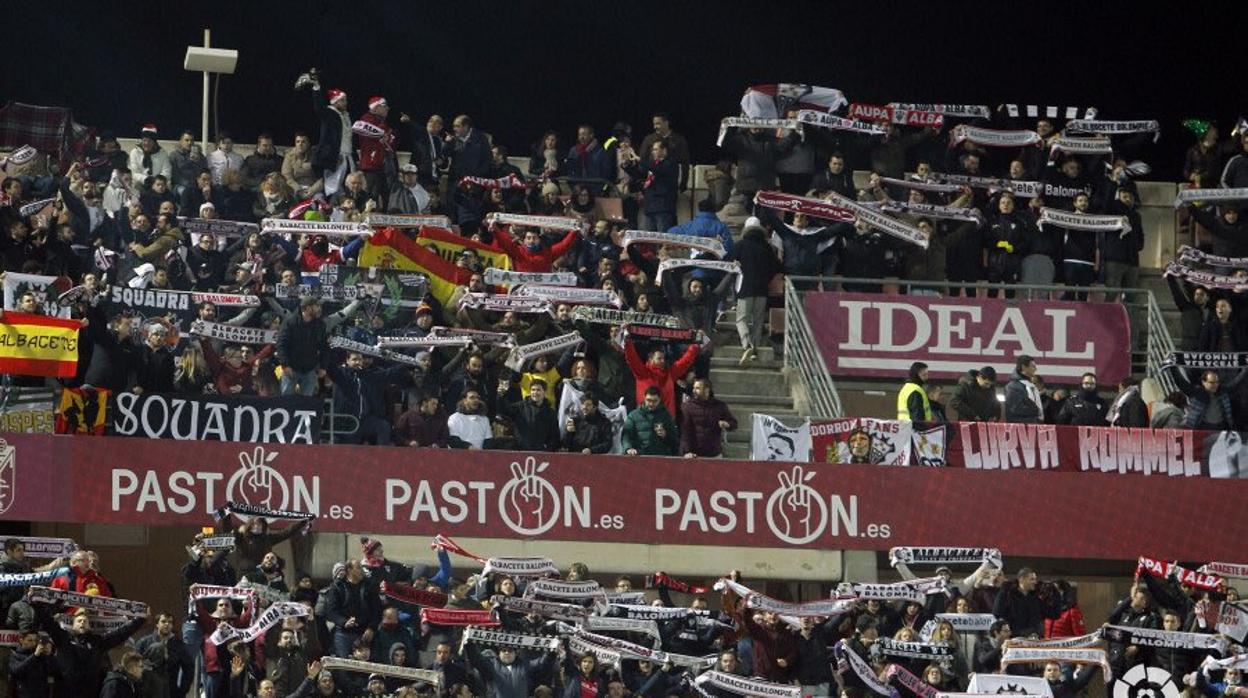 Seguidores del Albacete en el campo del Granada festejan el empate