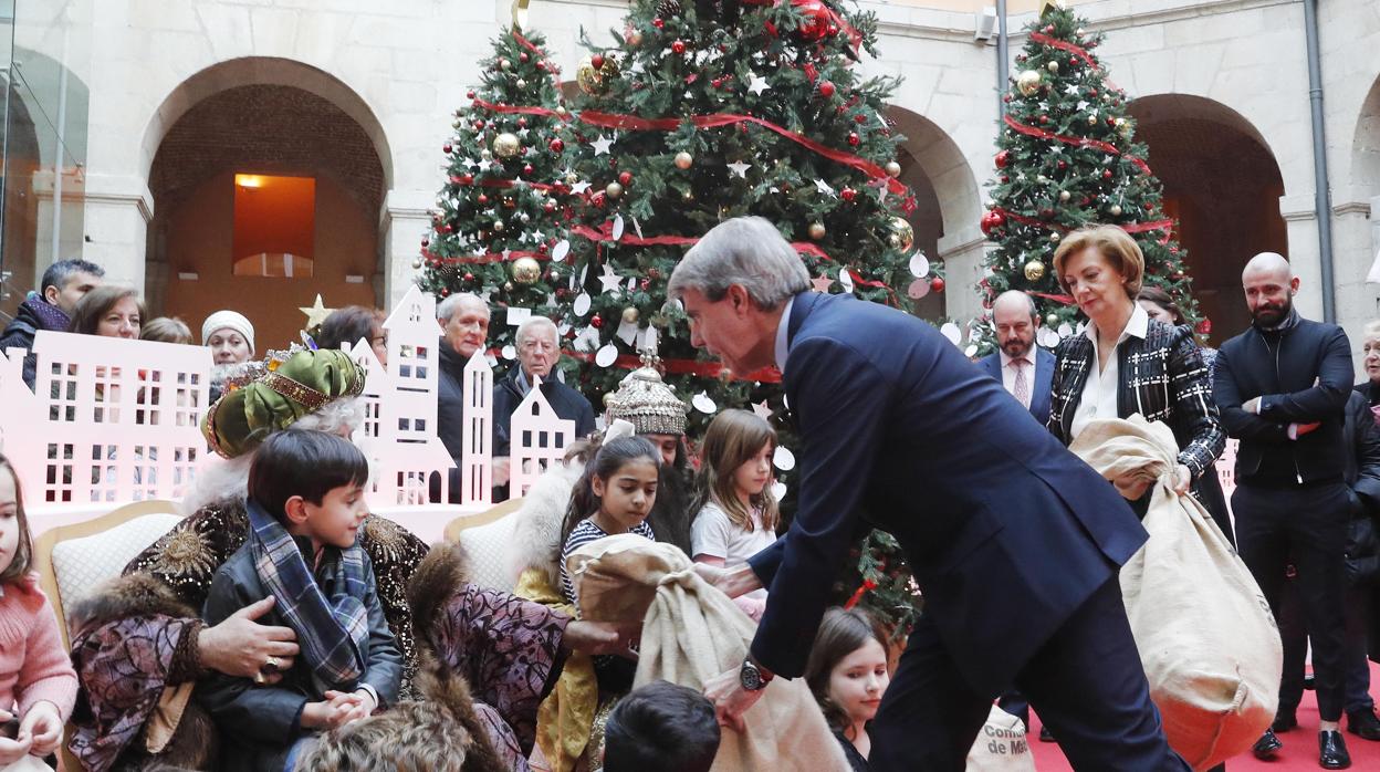 Ángel Garrido, llevando sacos de peticiones de los niños a los Reyes Magos