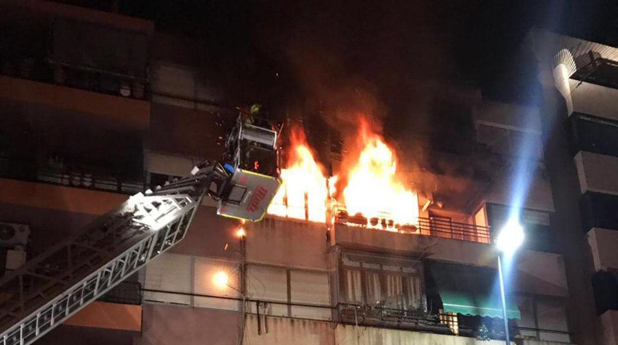 Bomberos sofocando las llamas en el edificio
