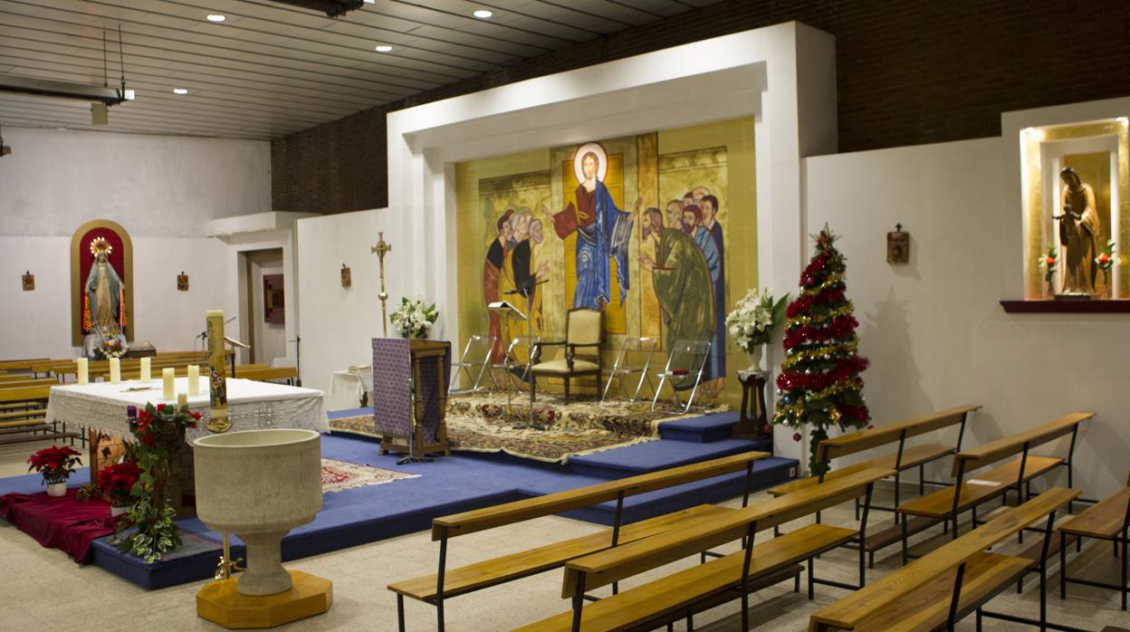 Interior de la parroquia, con un altar presidido por Jesús con los Apóstoles