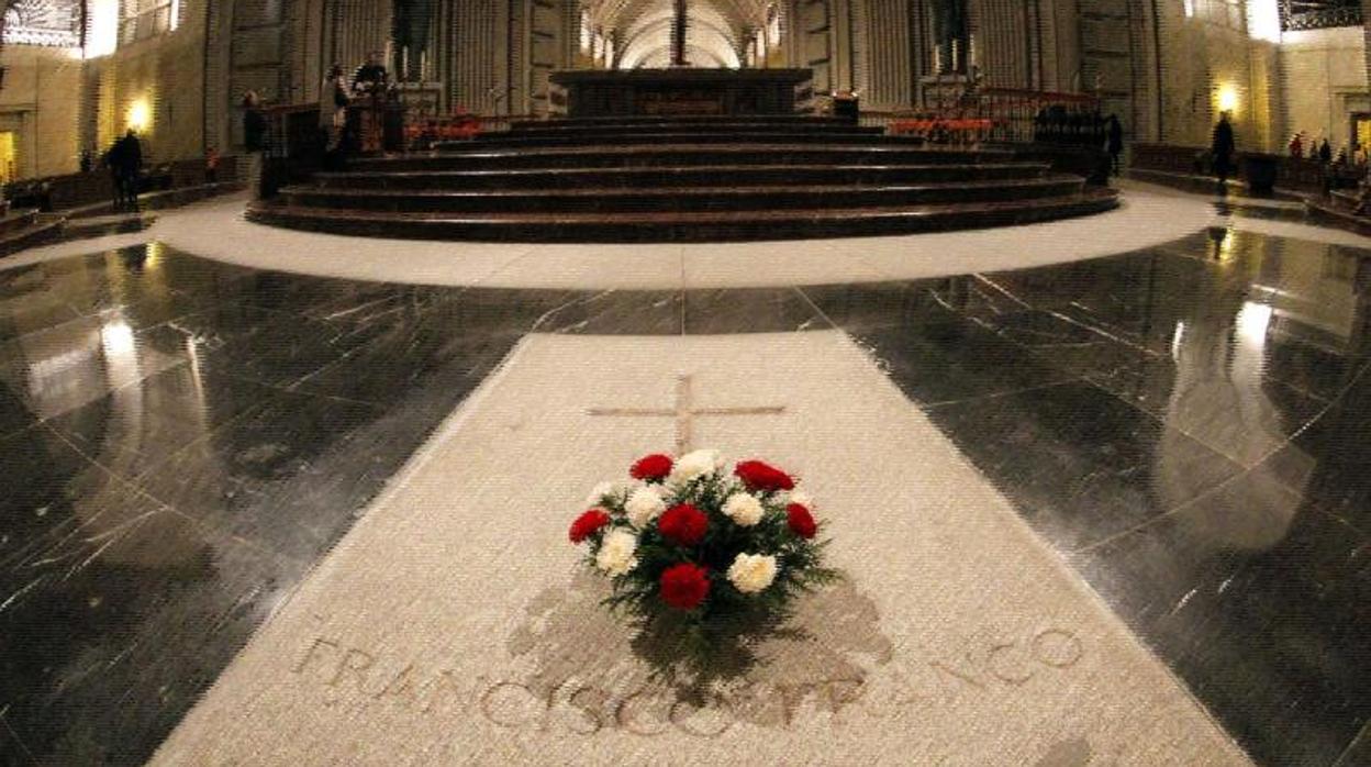 Lápida donde están los restos de Franco en la basílica del Valle de los Caídos