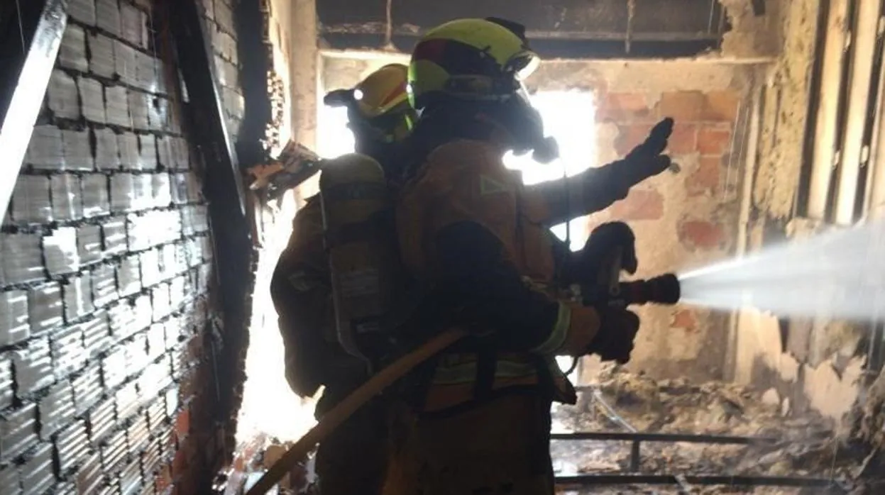 Bomberos extinguiendo el incendio en el hotel de Benidorm