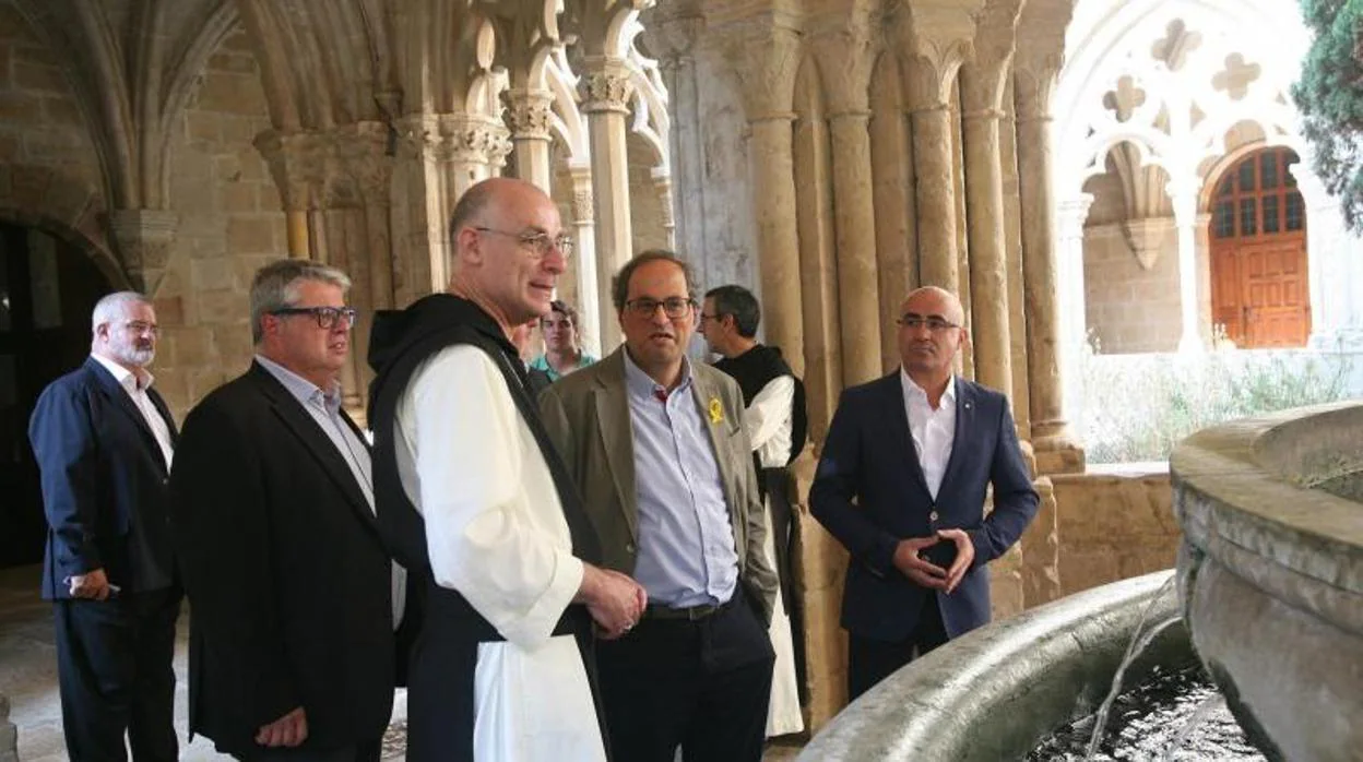 El presidente de la Generalitat, Quim Torra junto al padre abad, Octavi Vilà, este verano en Poblet
