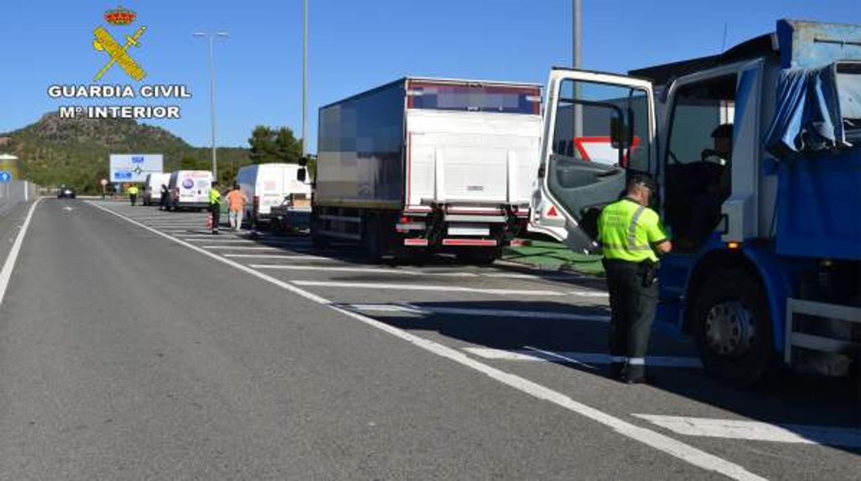 Imagen de archivo de un control de alcoholemia a camioneros