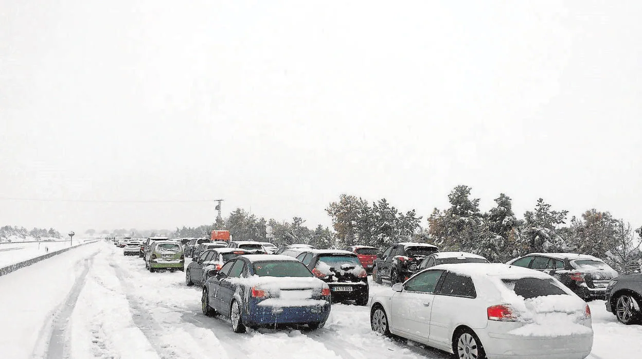 La intensa nevada dejó atrapados a cientos de vehículos en la AP-6 el 6 y 7 de enero de 2018