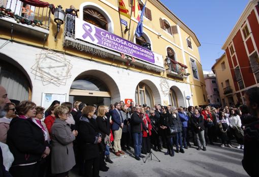 Concentración contra la violación de la joven en Callosa d'En Sarrià en Nochevieja