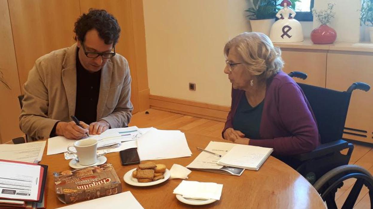 La alcaldesa de Madrid Manuela Carmena reunida esta mañana con su jefe de gabinete, Felipe Llama