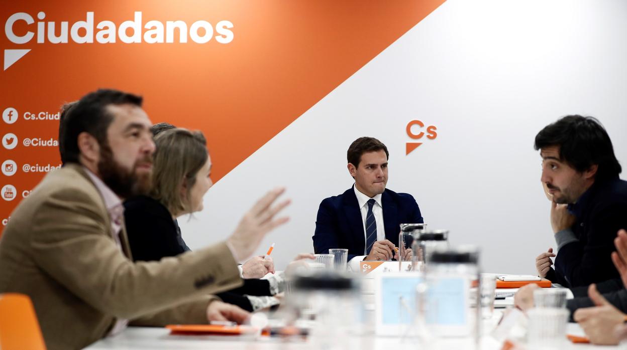 El líder de Ciudadanos, Albert Rivera, entre otros, durante la reunión de Comité Permanente de Ciudadanos