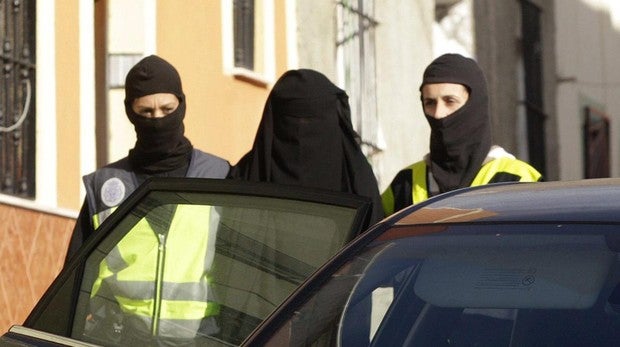 «Las leonas de Alá»: Así captaba Estado Islámico para la yihad a mujeres jóvenes en España