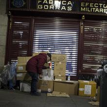 Un indigente monta su vivienda de cartón