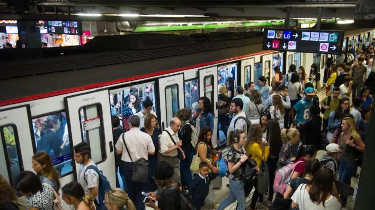Decenas de usuarios subiendo al Metro de Barcelona en una imagen de archivo