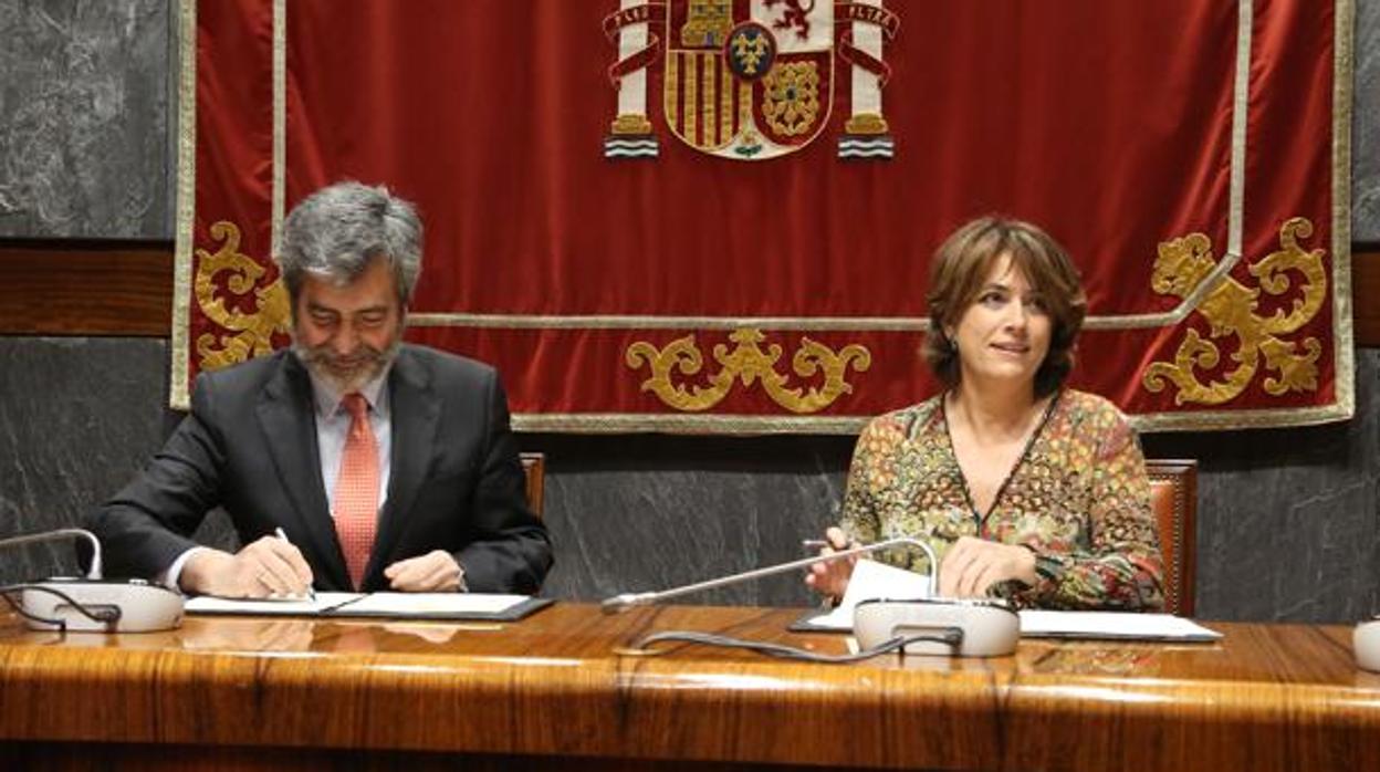 El presidente del CGPJ, Carlos Lesmes, y la ministra de Justicia, Dolores Delgado