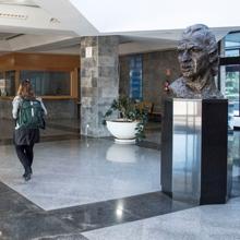 Busto de Juan Carlos I«Cabeza rocosa» de Víctor Ochoa es una de las esculturas icónicas de la URJC