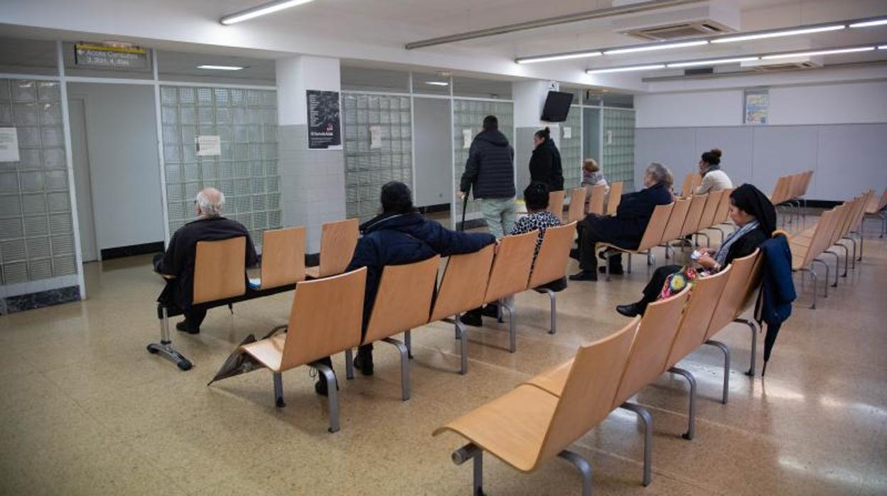 Varios ciudadanos en la sala de espera de un ambulatorio de Barcelona