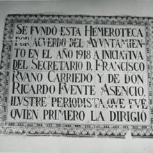 Placa en recuerdo de su fundación en 1918, en la Casa de los Lujanes