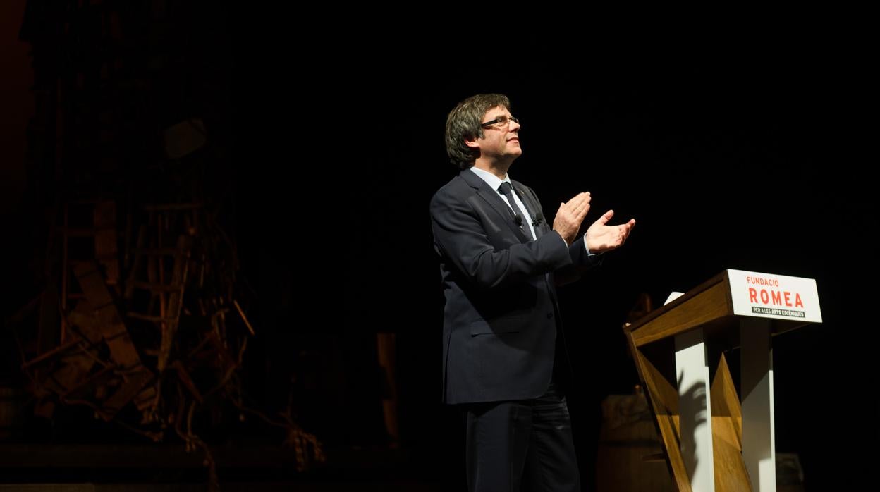 El huido expresidente de la Generalitat Carles Puigdemont aplaude su intervención en un teatro barcelonés