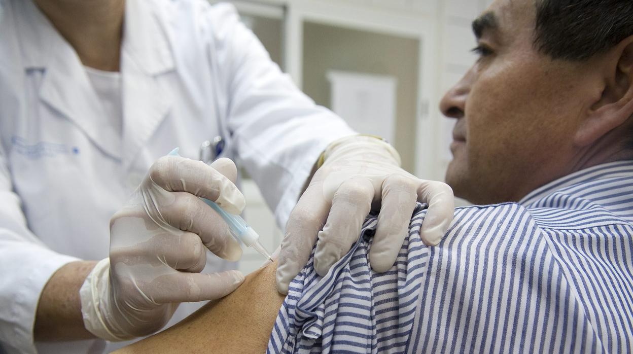 Un hombre es vacunado durante una campaña contra la gripe