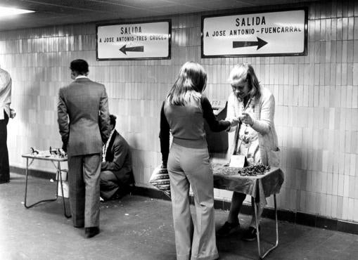 Venta ambulante en el interior del Metro en 1974