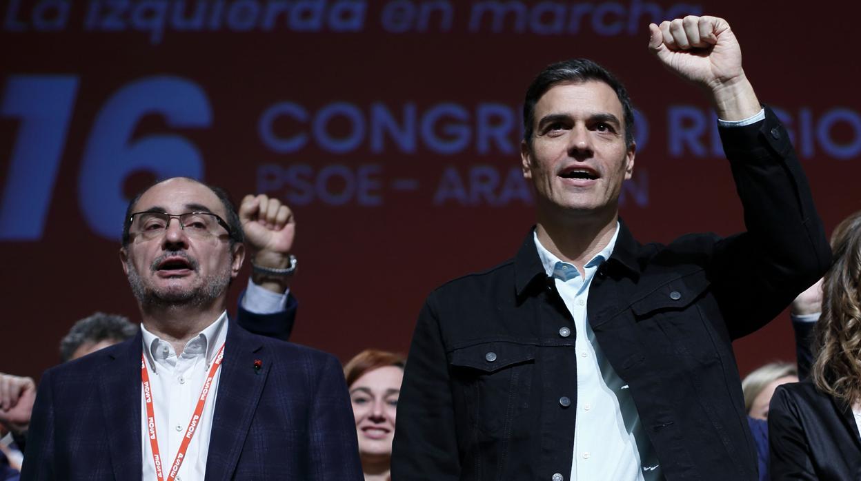 Pedro Sánchez, puño en alto, junto a Javier Lambán en un acto del PSOE aragonés a finales de 2017