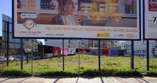 Interior del local habitado por una decena de personas en la calle de Las Musas