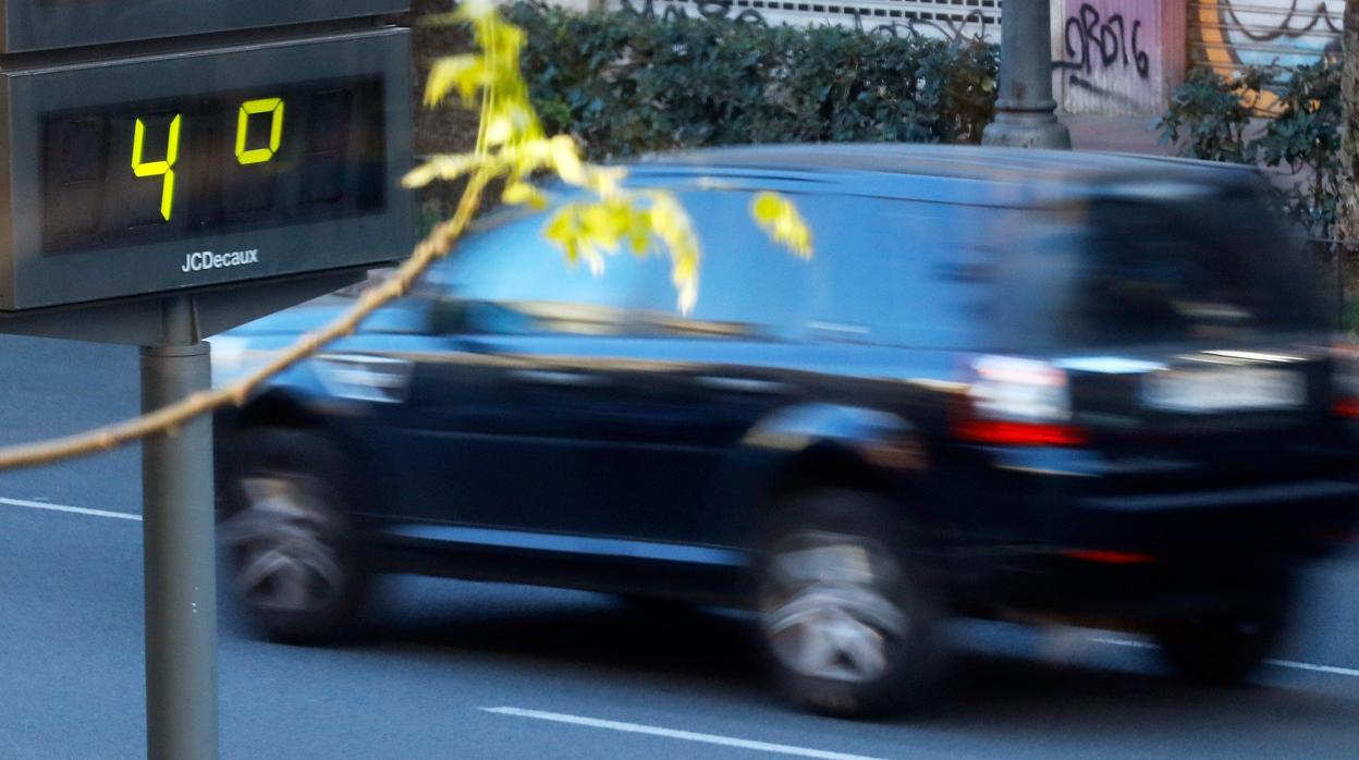 Termómetrro en Valencia ciudad con bajas temperaturas