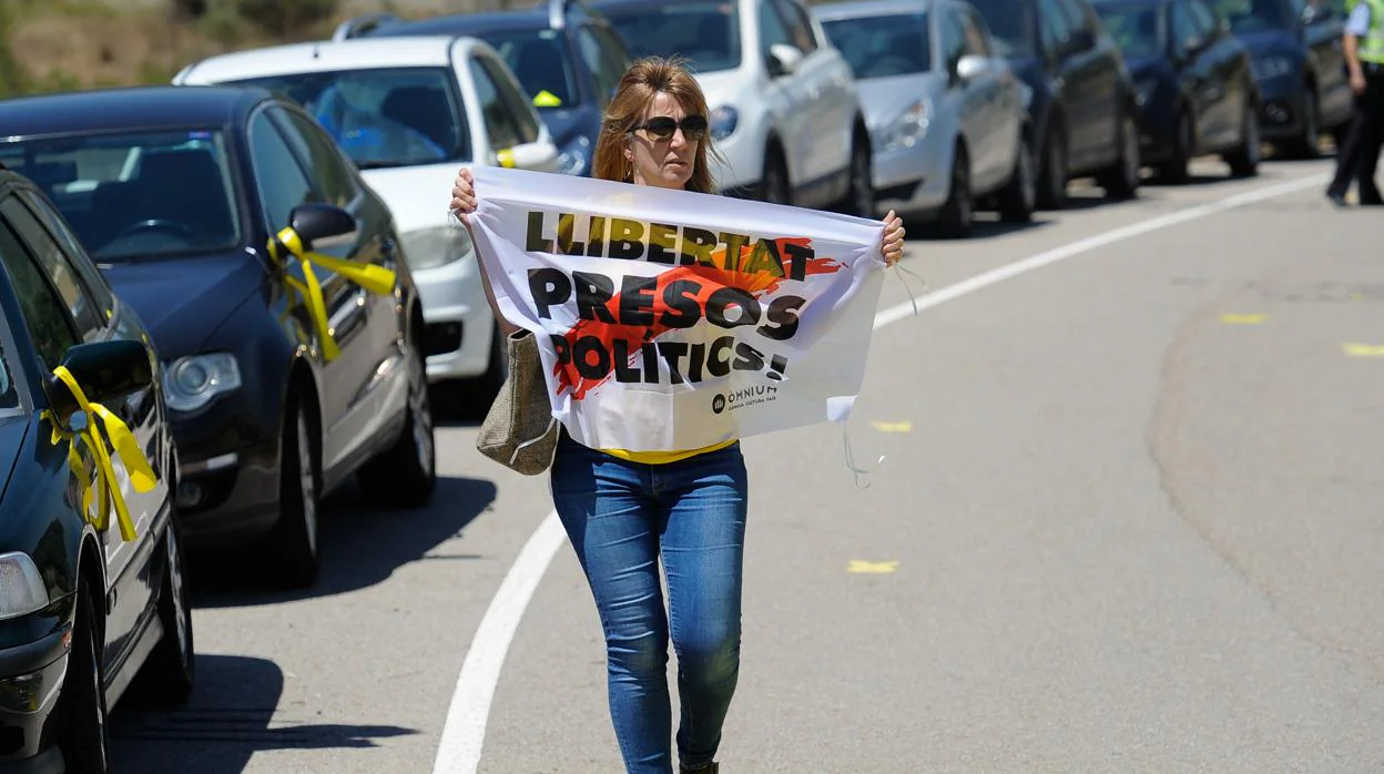 Una mujer porta un cartel a la entrada de la prisión de Lledoners pidiendo la libertad de los políticos presos