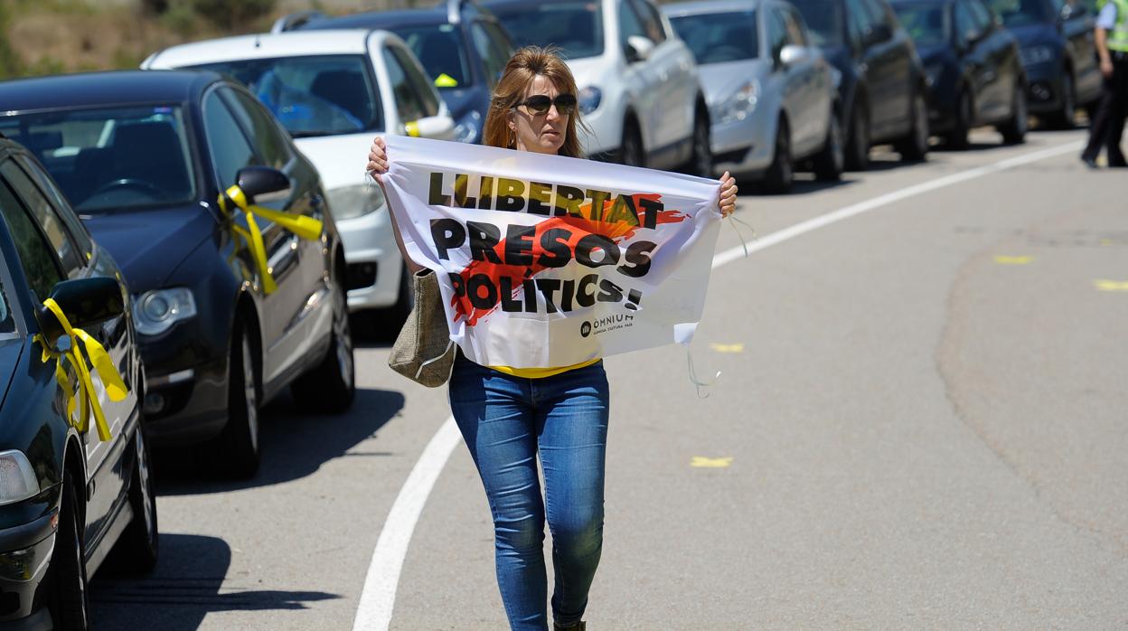 Una mujer porta un cartel a la entrada de la prisión de Lledoners pidiendo la libertad de los políticos presos