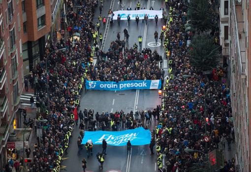 Joan Tardá y otros independentistas catalanes secundan la marcha en favor de los presos de ETA