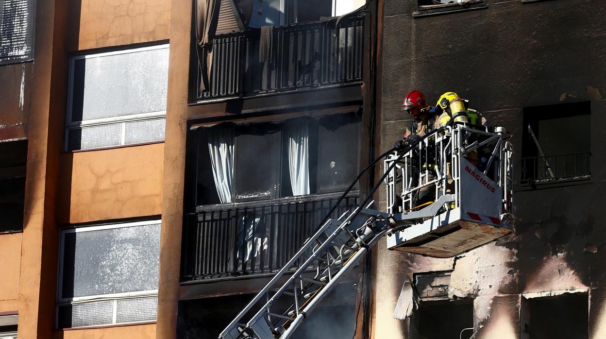 El incendio que se originó en el piso «okupa» se propagó rápidamente por el edificio