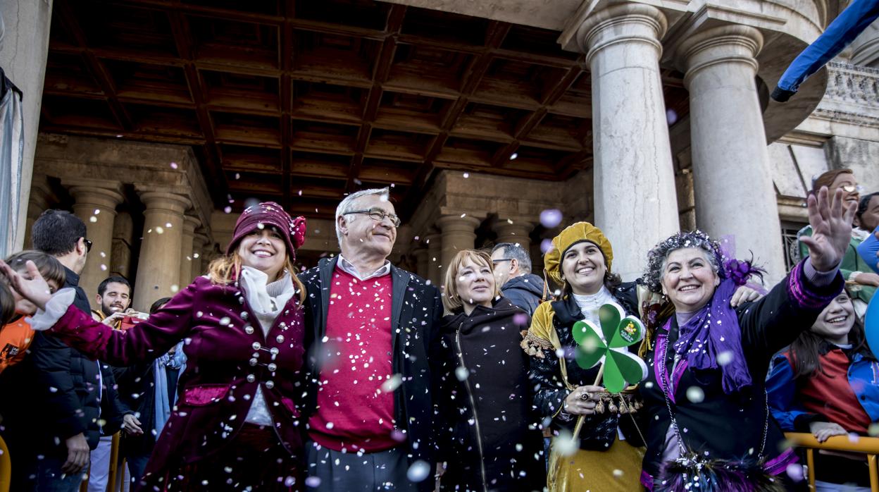 Joan Ribó, junto a las «Magas de Enero» tras la cabalgata del año pasado