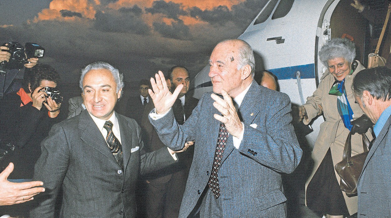 El presidente de la Generalitat, Josep Tarradellas(c),acompañado de su esposa,Antonia Macía, son recibidos por el ministro de Trabajo,Manuel Jiménez de Parga (i),al descender del avión que los ha trasladado desde Tours tras 38 años de exilio.