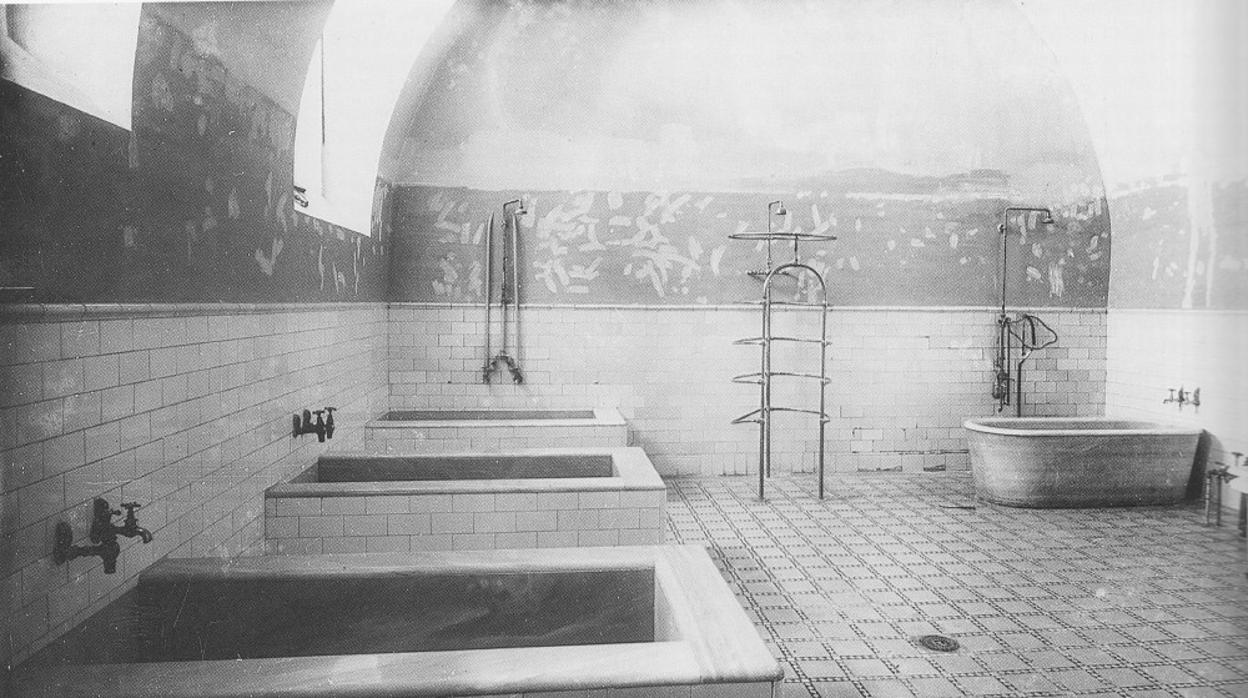 Baños y duchas en la planta semisótano a mediados del siglo XX. Fotografía Rodríguez. ARCHIVO HISTORICO PROVINCIAL DE TOLEDO