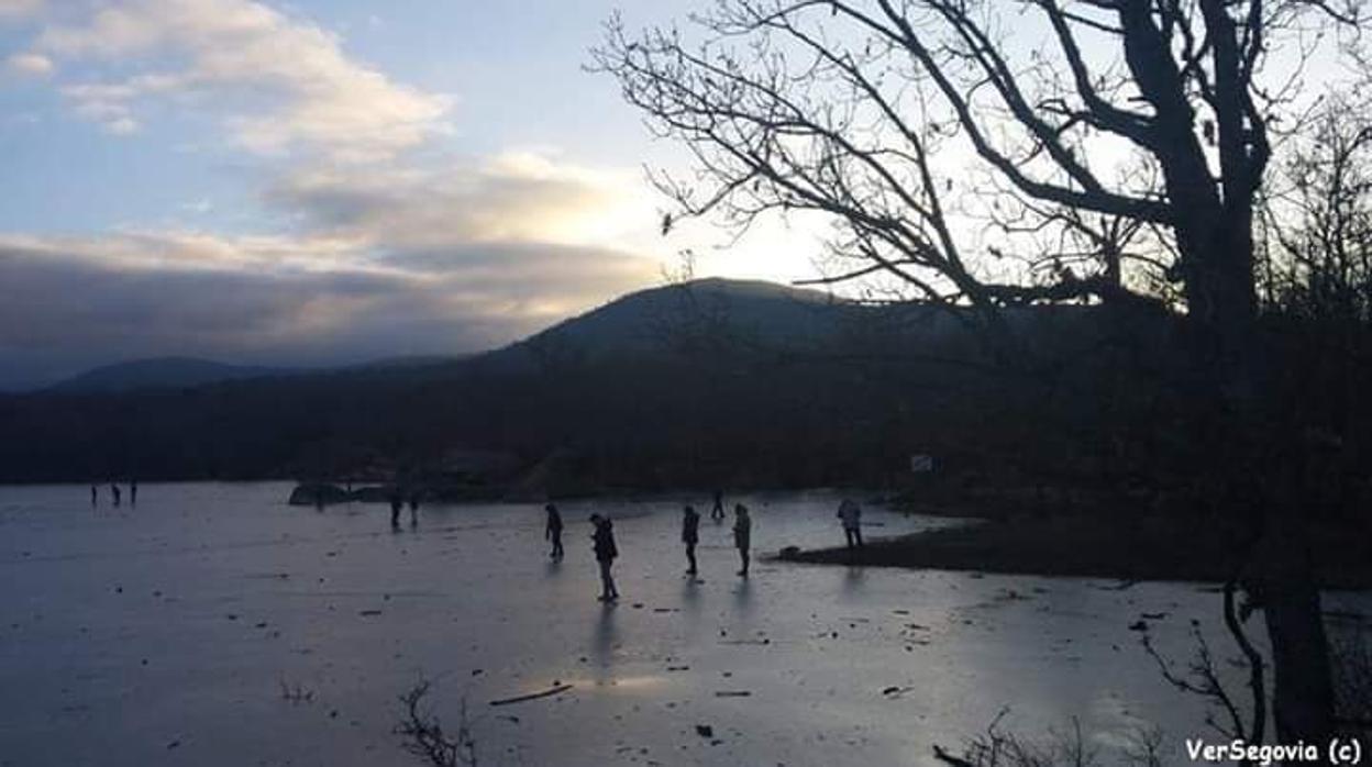 El alcalde de La Granja alerta de la «temeridad» que supone caminar sobre el Pontón helado