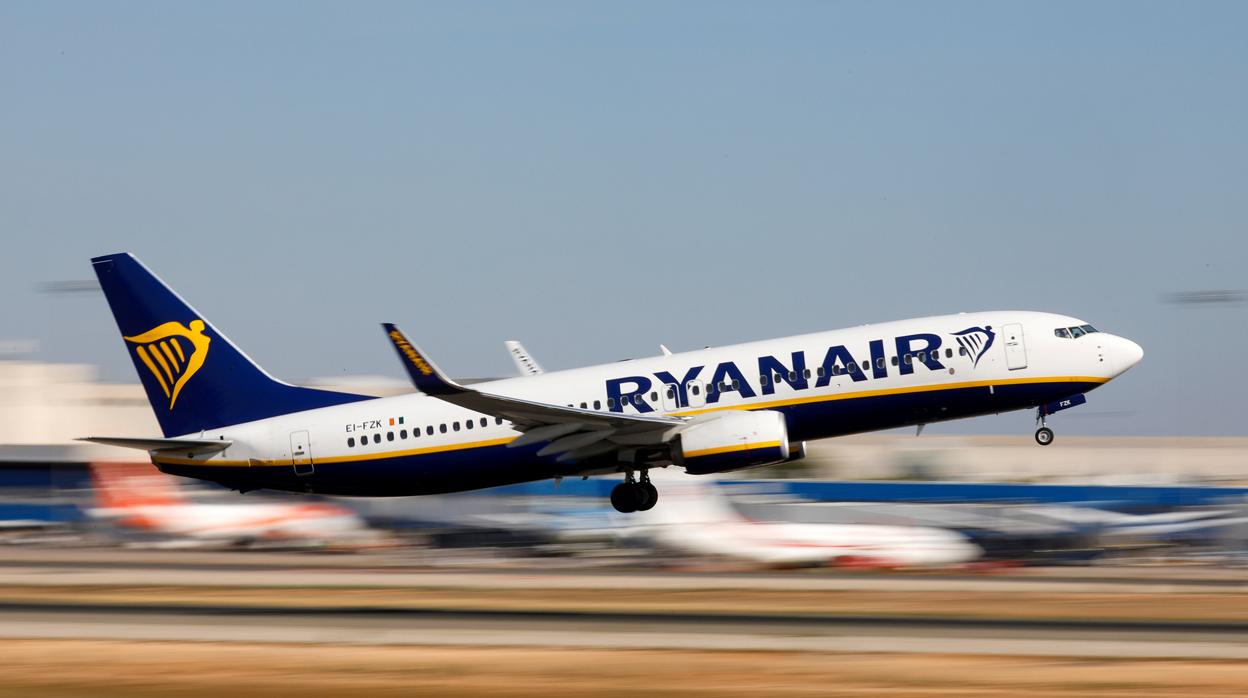 Avión de la compañía Ryanair despegando