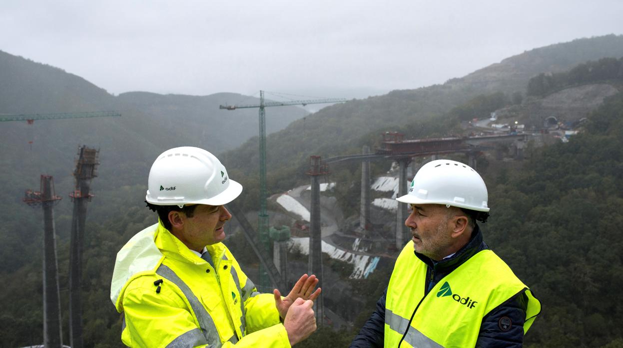 El delegado del Gobierno, Javier Losada (d), y eld irector general de Construcción de Adif, Juan Pablo Villanueva, visitan las obras del AVE en Orense