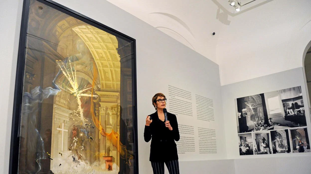 La directora del Teatro-Museo Dalí de Figueras, Monste Aguer, atiende a los medios ante la obra «Explosión de fe mística» de Salvador Dalí
