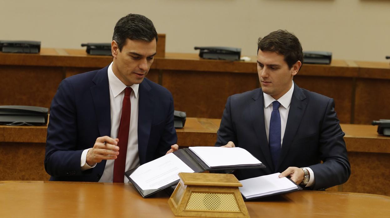 Pedro Sánchez y Albert Rivera, firmando el acuerdo de la investidura fallida en febrero de 2016