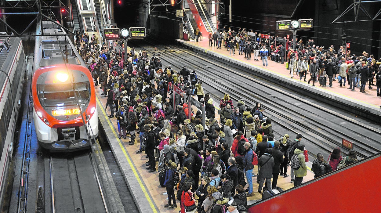 Viajeros esperando el tren en la estación de Cercanías de Atocha