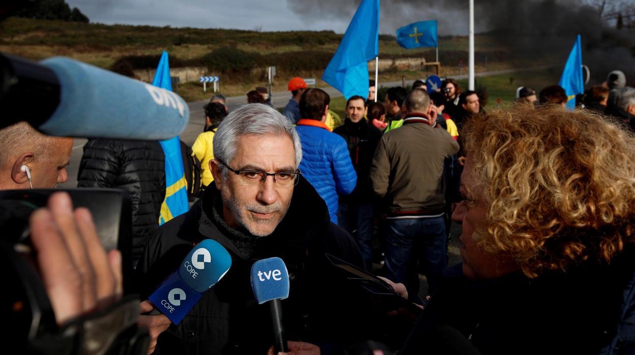 Gaspar Llamazares, durante una archa a pie de los trabajadores de la planta Alcoa en Avilés