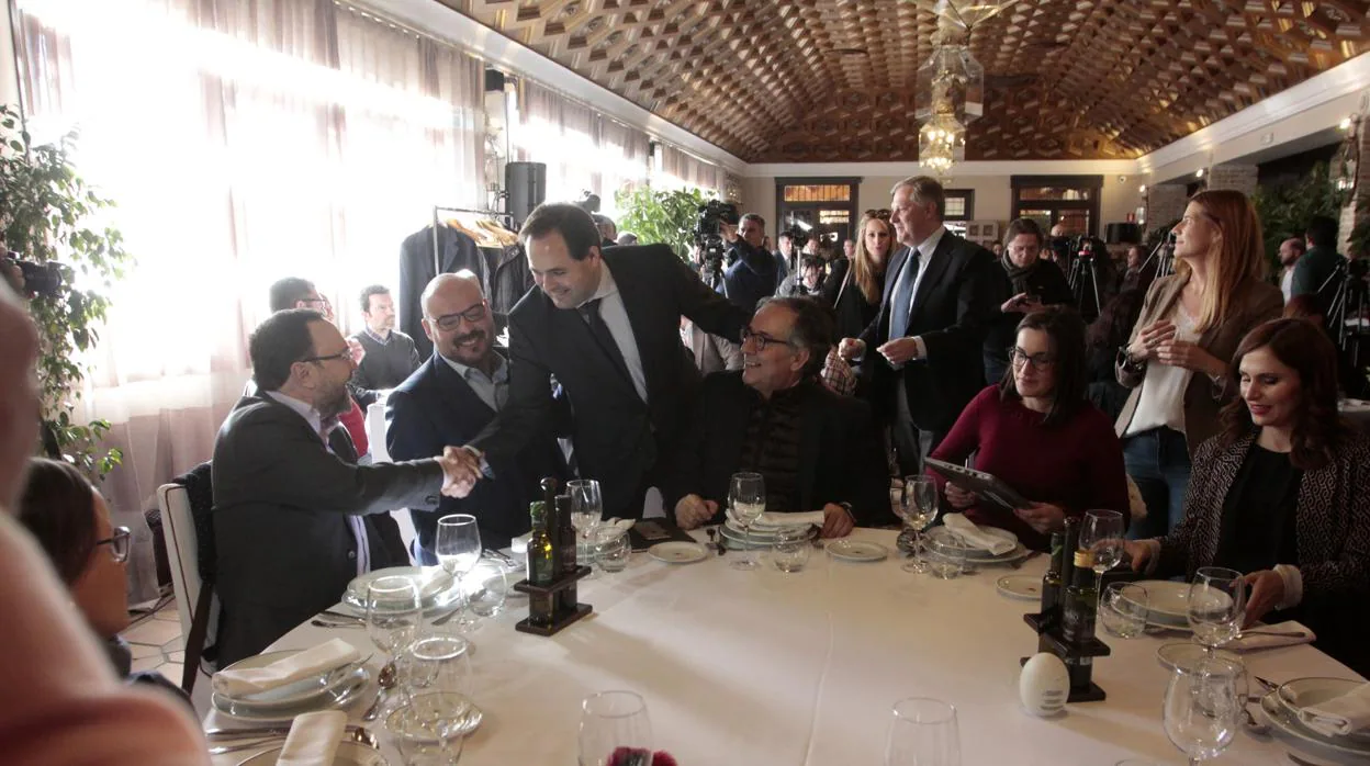 Núñez saluda a los periodistas en la comida celebrada en un restaurante de Toledo