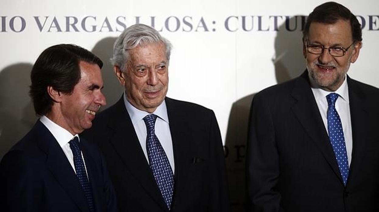 Mario Vargas LLosa, entre José María Aznar y Mariano Rajoy, en una imagen de 2016