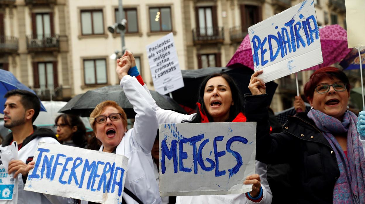 Decenas de médicos de atención primaria protestan ante la sede del Institut Català de Salut