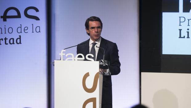 La fundación de Aznar: «Sánchez juega muy por encima de su categoría»