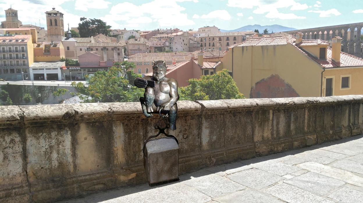 Fotomontaje realizado por el Ayuntamiento con la escultura del diabillo en las proximidades del Acueducto de Segovia