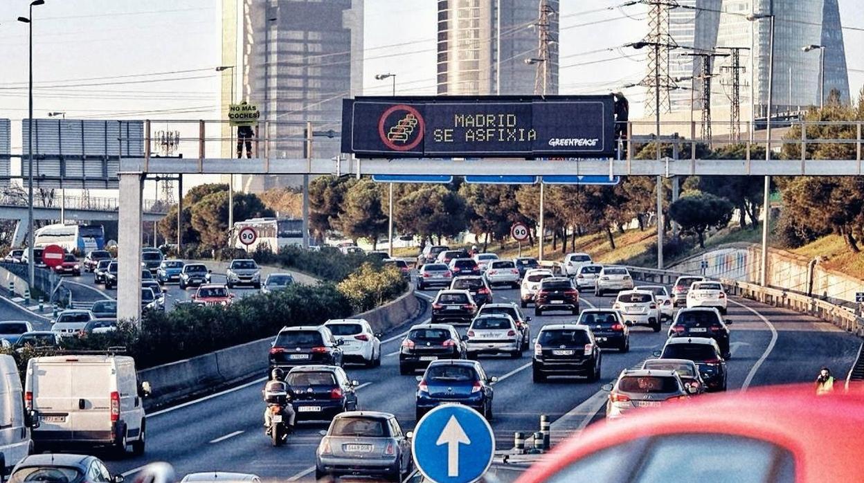 Pancarta desplegada en un panel informativo de la A-1