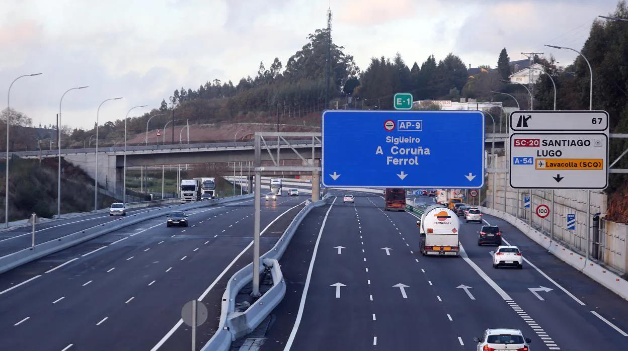 La Xunta ataca a Fomento por la falta de fondos en conexiones a la AP-9. En la imagen, la autopista en Santiago
