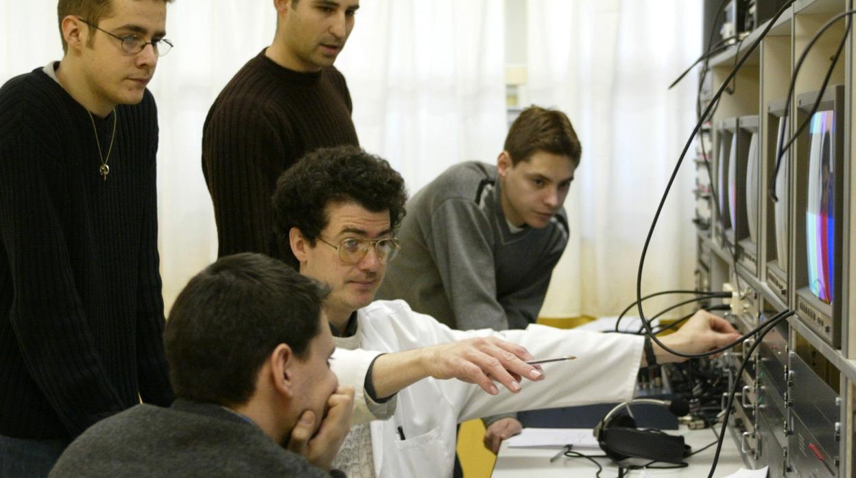 Alumnos de FP durante una clase práctica